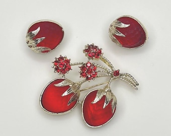 Conjunto de broche y pendientes de fresa roja de Sarah Coventry: conjunto de joyas de los años 60