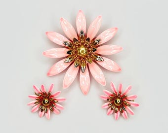 Conjunto de broche y pendientes de clip con flores esmaltadas de Sarah Coventry: joyería floral moderna en rosa pastel de los años 50