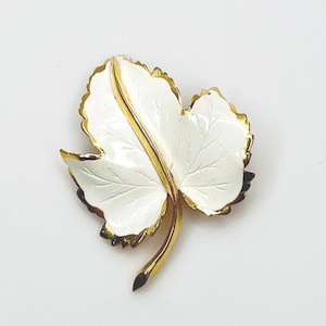White Enamel Maple Leaf Brooch – Vintage Gold Tone Fall Pin with Textured Detail