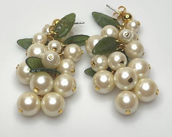 Pendientes vintage de Avon con perlas de imitación y forma de uva: hojas colgantes de lucita en tono dorado.