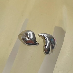 Avon Silver Tone Double Heart Ring – Adjustable Size 6 to 7 1980s Sculptural Romance