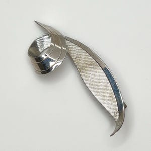 Silver Leaf Swirl Vintage Hair Clip – 1960s Mod Japan Signed  display picture 1
