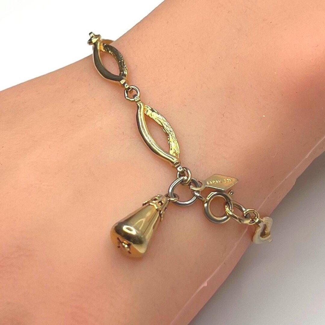 ゴールドトーンのリンクブレスレット（ベルチャーム付き） – 1950年代