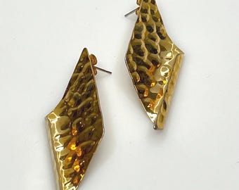 Hammered Gold Wave Stud Earrings – 1980s Sculptural Modernist Pierced Statement