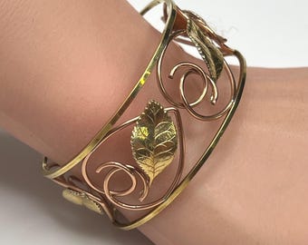 Braccialetto decina elastico con grani colorati e Tau pendente