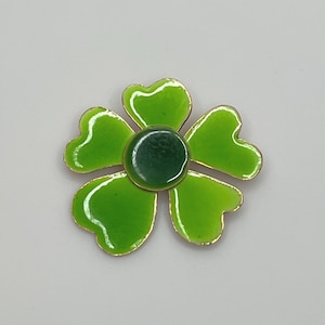 Vintage Lime Green Enamel Flower Brooch – 1960s Mod Jewelry – Heart Petal Daisy Pin in Glossy Green – Gift for Retro Fashion Lovers