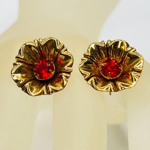 Pendientes de flor con diamantes de imitación rojo rubí: postes perforados reciclados de mediados de siglo de los años 50