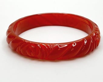 Geschnitzter Lucite Armreif aus Kunststoff - 1960er Jahre Retro Armband