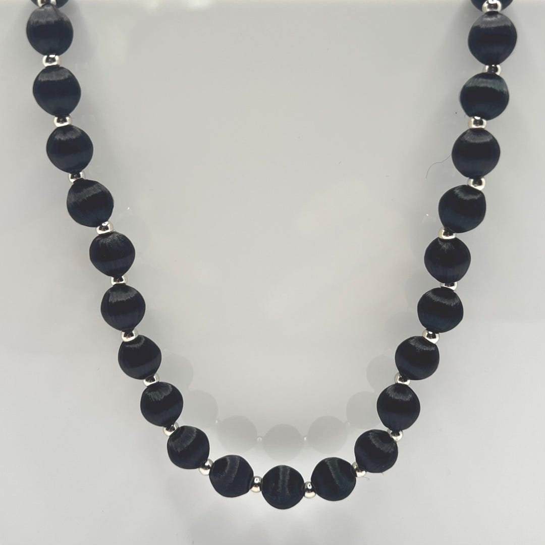 Collana vintage con perline di seta nera: gioielli minimalisti mod anni '60  Italia