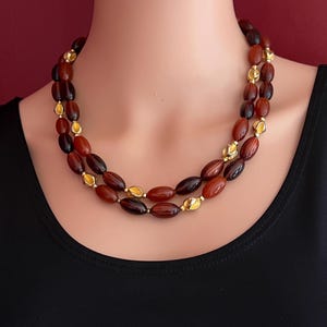 Collana di perline di lucite marrone oro a doppio filo di metà secolo