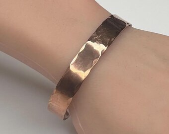 Brazalete de cobre macizo martillado – Joyería boho minimalista vintage con pátina cálida