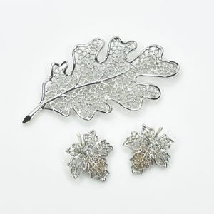 Set di gioielli Sarah Coventry Leaf: spilla a forma di foglia di quercia color argento anni '60 e orecchini a clip in acero