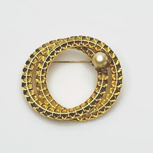 Spilla a forma di ghirlanda con doppio cerchio in oro – Spilla testurizzata anni &#39;60 con accenti di perle finte