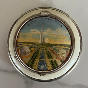Vintage New York State World&#39;s Fair Collectors Enamel Face Powder Compact