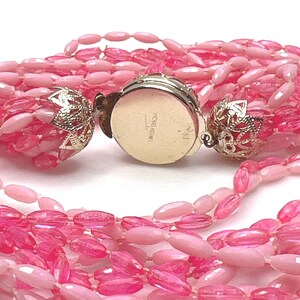 Conjunto de collar y pendientes de cuentas rosas de mediados de siglo - Joyería de Hong Kong de múltiples hilos con estilo chicle de los años 60 imagen 5