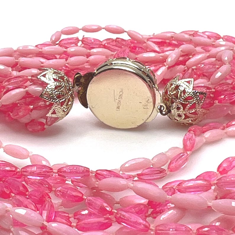 Conjunto de collar y pendientes de cuentas rosas de mediados de siglo - Joyería de Hong Kong de múltiples hilos con estilo chicle de los años 60 imagen 5