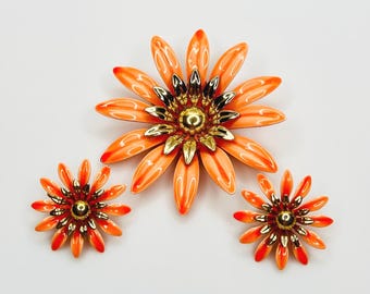 Conjunto de broche y pendientes de clip con flor de esmalte naranja de Sarah Coventry: joyería floral firmada de los años 50