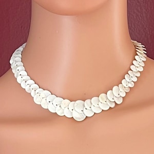 Vintage Mother of Pearl Disc Bead Choker Necklace