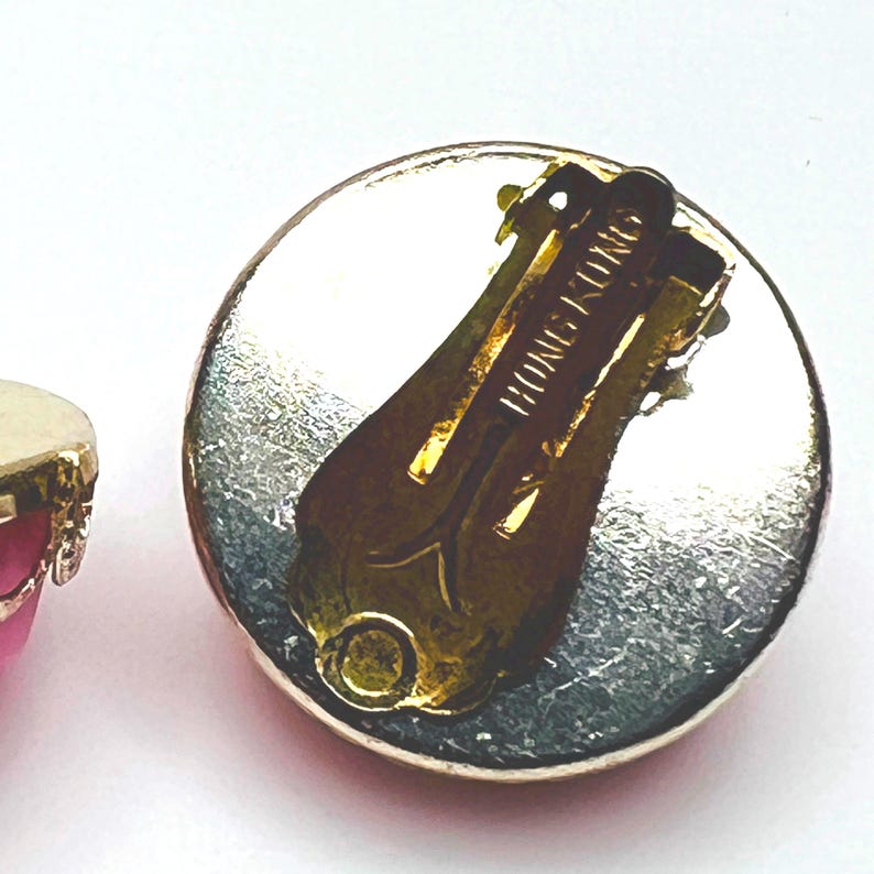 Conjunto de collar y pendientes de cuentas rosas de mediados de siglo - Joyería de Hong Kong de múltiples hilos con estilo chicle de los años 60 imagen 8