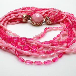 Conjunto de collar y pendientes de cuentas rosas de mediados de siglo - Joyería de Hong Kong de múltiples hilos con estilo chicle de los años 60 imagen 4
