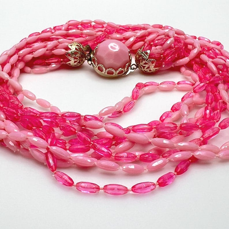Conjunto de collar y pendientes de cuentas rosas de mediados de siglo - Joyería de Hong Kong de múltiples hilos con estilo chicle de los años 60 imagen 4
