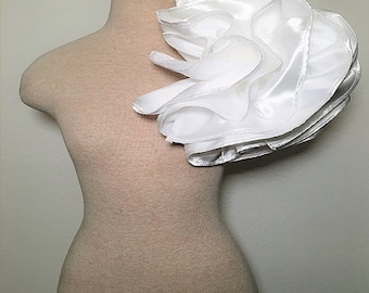 Pin de solapa grande prediseñado y cuello con volante desmontable de Scarf Art - Satén blanco