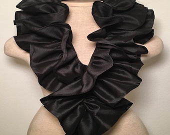 Cuello con volante desmontable prediseñado de Scarf Art - Negro