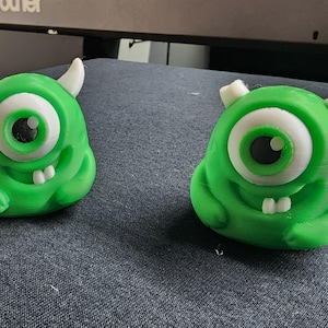 2 personajes de ojos multicolores de Monster Inc. impresos en 3D