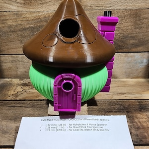 Casita para pájaros impresa en 3D. Dale a tus pájaros una divertida casa de dibujos animados. Incluye soporte. Orificio de 3,8 cm.
