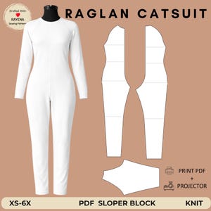 Op de afbeelding: Een witte raglan catsuit met lange mouwen op een etalagepop naast witte platte patroondelen op een beige achtergrond. Tekst bevat RAGLAN CATSUIT, XS-6X, PDF SLOPER BLOCK, KNIT, PRINT PDF + PROJECTOR en DRAFTED WITH RAYENA SEWING PATTERN.