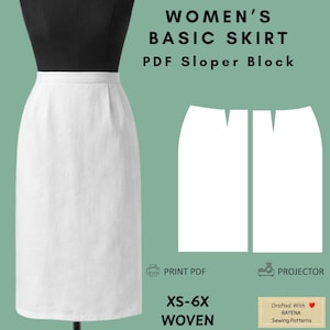以下が含まれることがあります： マネキンに飾られた白いスカートと白い型紙図。テキストは「WOMEN'S BASIC SKIRT PDF Sloper Block」、「PRINT PDF」、「PROJECTOR」、「XS-6X WOVEN」、「Drafted With RAYENA Sewing Patterns」と記載されています。デザインはストレートなシルエットです。