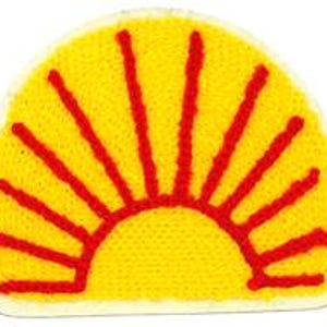 Op de afbeelding: Een halfronde geborduurde patch met een felgele achtergrond en een gestileerd rood zonontwerp. De zon is afgebeeld als een centrale halve cirkel met uitstralende rode lijnen die naar de gebogen rand van de patch toe lopen.