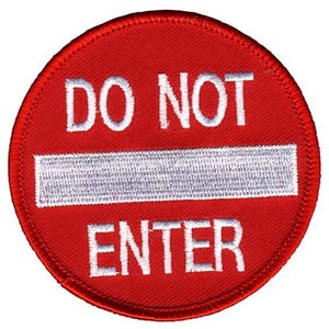 Puede incluir: Un parche bordado circular con fondo rojo y una barra horizontal blanca en el centro. El texto DO NOT está bordado en blanco sobre la barra, y la palabra ENTER está bordada en blanco debajo de la barra, creando una señal.