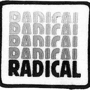 Puede incluir: Un parche cuadrado bordado con fondo blanco y un borde negro grueso. El diseño presenta la palabra RADICAL en letras mayúsculas negras en negrita en la parte inferior, con la palabra RADICAL repetida cuatro veces arriba en un degradado gris.