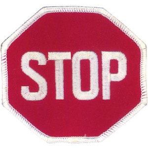 以下が含まれることがあります： 深い赤色の背景に、太い白のアルファベット大文字で「STOP」と刺繍された八角形のワッペン。ワッペンの縁全体は厚みのある白いステッチで仕上げられており、すっきりと明確な形状を作り出しています。