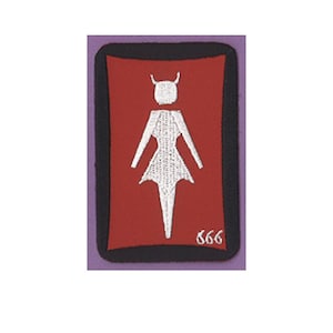 Puede incluir: Un parche rectangular bordado con borde negro y centro rojo. El diseño presenta una figura blanca estilizada con cuernos y falda puntiaguda, similar a un icono de baño. El número 666 está bordado en blanco en la esquina inferior derecha.