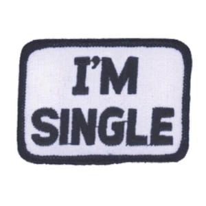 Op de afbeelding: Een rechthoekige geborduurde patch met een witte achtergrond en een dikke zwarte rand. De tekst I'M SINGLE is in vetgedrukte zwarte hoofdletters in het midden van de patch geborduurd, met een strak en schreefloos lettertype.