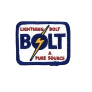Op de afbeelding: Een rechthoekige geborduurde patch met een witte achtergrond en een blauwe rand. Het bevat de tekst LIGHTNING BOLT in het rood, het woord BOLT in grote blauwe letters en A PURE SOURCE in het rood. Een gele bliksemschicht is in het midden.