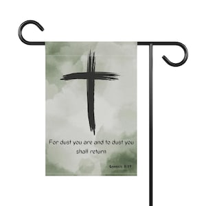 Könnte beinhalten: Eine grüne Gartenflagge mit einem schwarzen Kreuz und dem Text "For dust you are and to dust you shall return Genesis 3:19".
