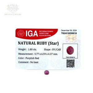 Puede incluir: Una piedra preciosa de rubí rojo con una inclusión en forma de estrella. La piedra preciosa está certificada por la International Gemstone Association (IGA) y pesa 1,80 quilates. El número de certificado es TG2412050016. El rubí tiene forma ovalada y mide 5,77 x 6,59 x 4,37 mm. El color se describe como rojo púrpura. El comentario en el certificado indica que el rubí es "No calentado".