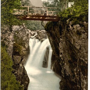 Chute inférieure, Glen Nevis, Fort William, Écosse vers 1890. Photo colorisée / photochrome. carte postale vintage réimpression, 8 x 10 et plus grande disponible.