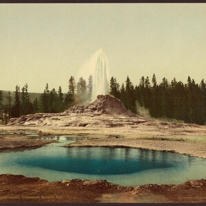 Castle Geyser, Parque Nacional de Yellowstone 1898. Reimpressão de cartão postal fotográfico vintage 8x10-up. Geysers Parques e reservas nacionais Wyoming