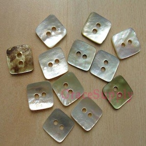 Könnte beinhalten: Sortiment aus zehn quadratischen, zweilöchrigen Knöpfen aus irisierendem Perlmutt. Die Knöpfe sind hellbeige mit einem dezenten Schimmer.