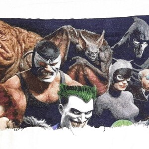 Puede incluir: Un fondo azul oscuro con un grupo de personajes de c&oacute;mics, incluyendo Batman, Joker, Catwoman, Bane y otros. Los personajes est&aacute;n representados en un estilo gr&aacute;fico con colores llamativos y rasgos exagerados.