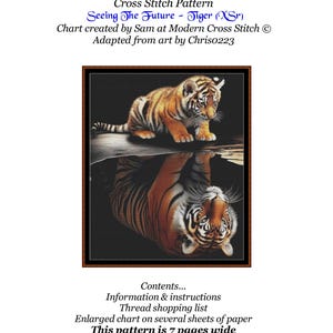 Könnte beinhalten: Kreuzstichmuster eines Tigerjungen, das in sein Spiegelbild im Wasser schaut. Das Muster trägt den Titel "Seeing The Future - Tiger (XSr)" und umfasst 7 Seiten. Das Muster wurde von Sam bei Modern Cross Stitch erstellt und von der Kunst von Chris0223 adaptiert.