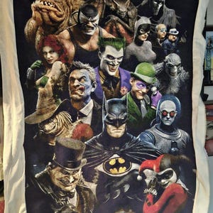 Puede incluir: Un tapiz colorido con un grupo de villanos de Batman, incluyendo al Joker, Harley Quinn, el Ping&uuml;ino, Poison Ivy y Bane. El tapiz est&aacute; hecho de una tela suave y tejida, perfecto para agregar un toque de fantas&iacute;a a cualquier habitaci&oacute;n.