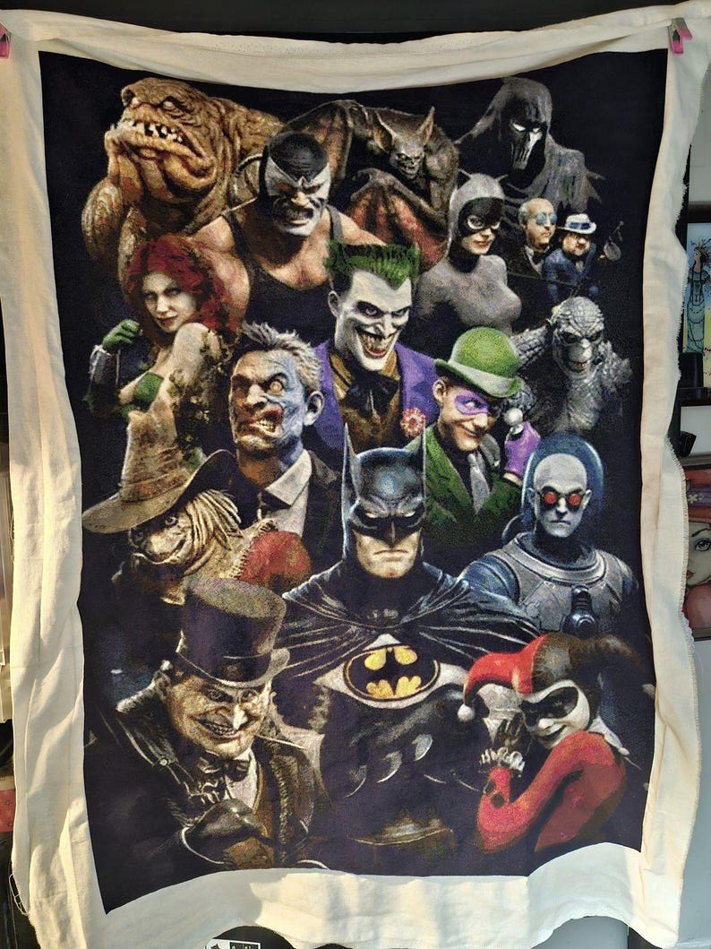 Puede incluir: Un tapiz colorido con un grupo de villanos de Batman, incluyendo al Joker, Harley Quinn, el Ping&uuml;ino, Poison Ivy y Bane. El tapiz est&aacute; hecho de una tela suave y tejida, perfecto para agregar un toque de fantas&iacute;a a cualquier habitaci&oacute;n.