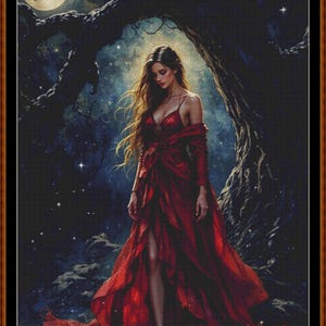 Könnte beinhalten: Digitaldruck einer Frau in einem roten Kleid unter einem Baum bei Nacht, mit Vollmond und Sternenhimmel. Die Frau hat lange Haare. Das Kunstwerk ist gerahmt.