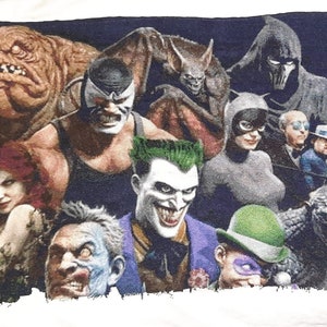Puede incluir: Una ilustraci&oacute;n colorida de villanos de Batman, incluyendo al Joker, Poison Ivy, Bane, Catwoman y el Ping&uuml;ino. Los villanos se representan en un entorno oscuro y sombr&iacute;o.