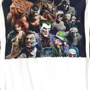 Puede incluir: Una ilustraci&oacute;n colorida de villanos de Batman, incluyendo al Joker, Bane, Catwoman y el Ping&uuml;ino. Los villanos est&aacute;n representados en un estilo oscuro y realista, con un enfoque en sus expresiones amenazantes y sus trajes.